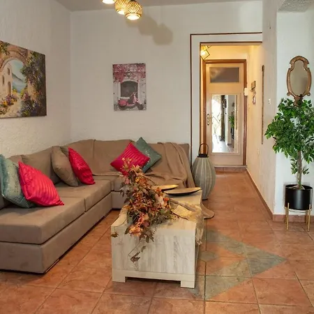 Villa Voukamvilia 3 Minutes Walk From Néon Oítilon