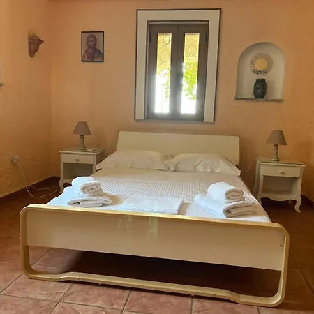 Voukamvilia 3 Minutes Walk From * Néon Oítilon