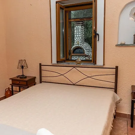 Voukamvilia 3 Minutes Walk From Néon Oítilon