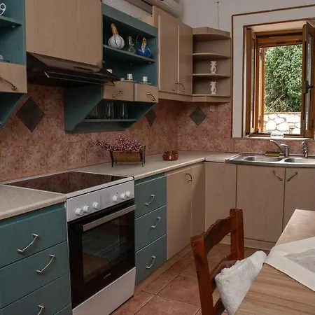 Villa Voukamvilia 3 Minutes Walk From Néon Oítilon