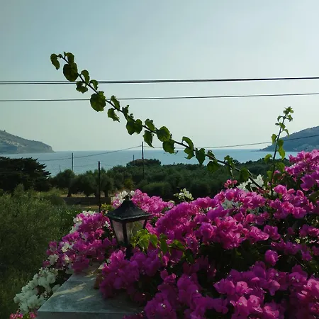 Voukamvilia 3 Minutes Walk From Villa Néon Oítilon