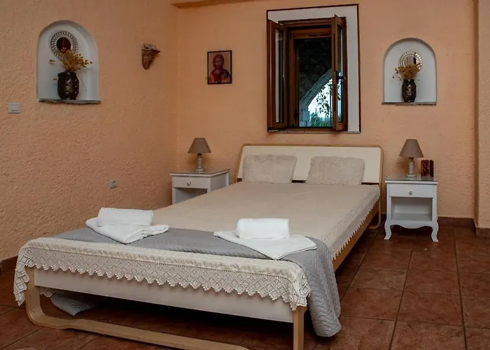 Voukamvilia 3 Minutes Walk From Νεόν Οίτιλον