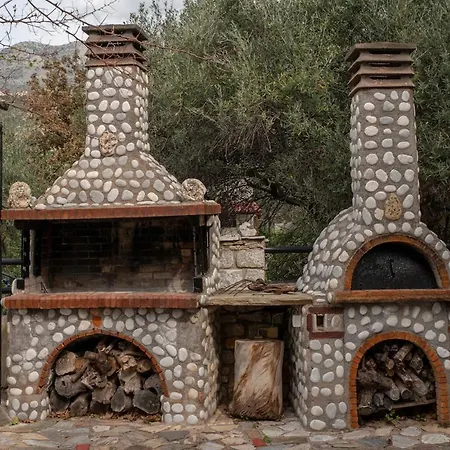 Voukamvilia 3 Minutes Walk From Néon Oítilon