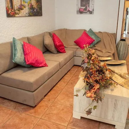 Voukamvilia 3 Minutes Walk From Néon Oítilon