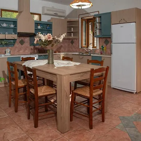 Voukamvilia 3 Minutes Walk From Vila Néon Oítilon