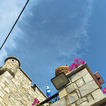 Voukamvilia 3 Minutes Walk From Néon Oítilon