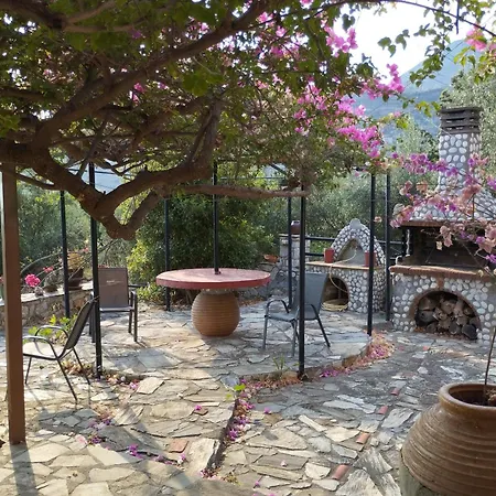 Voukamvilia 3 Minutes Walk From Néon Oítilon