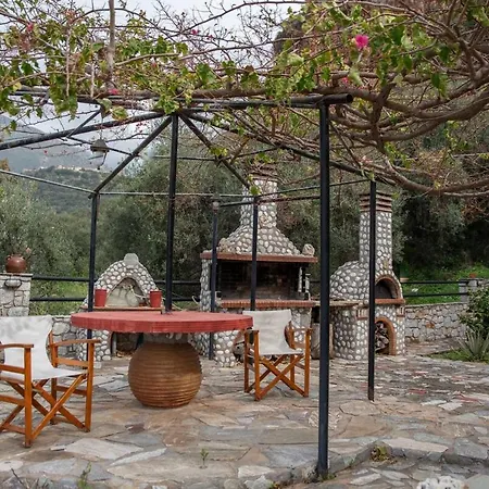 Voukamvilia 3 Minutes Walk From Néon Oítilon