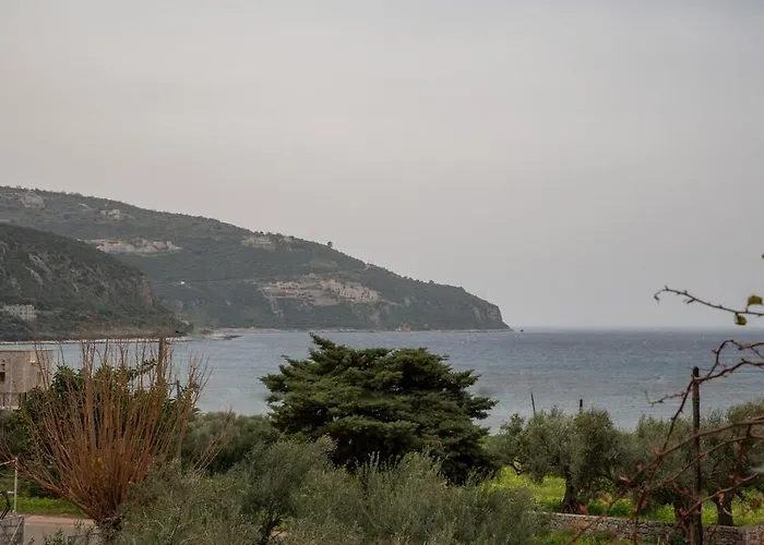 Villa Voukamvilia 3 Minutes Walk From Néon Oítilon