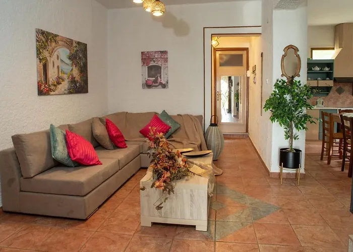 Villa Voukamvilia 3 Minutes Walk From Néon Oítilon