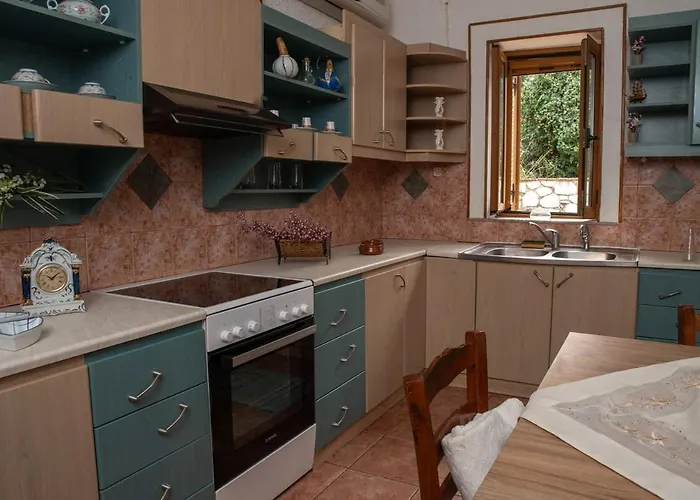 Villa Voukamvilia 3 Minutes Walk From Néon Oítilon