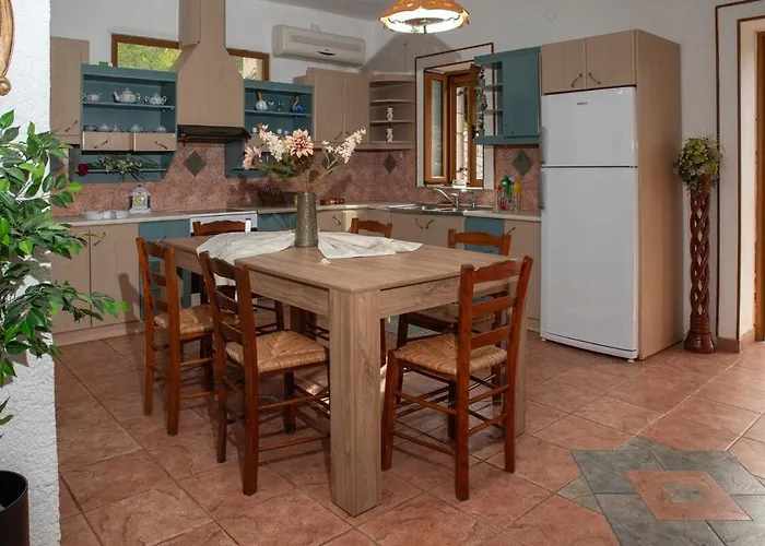 Voukamvilia 3 Minutes Walk From Villa Néon Oítilon