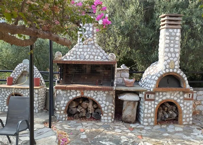 Villa Voukamvilia 3 Minutes Walk From Néon Oítilon